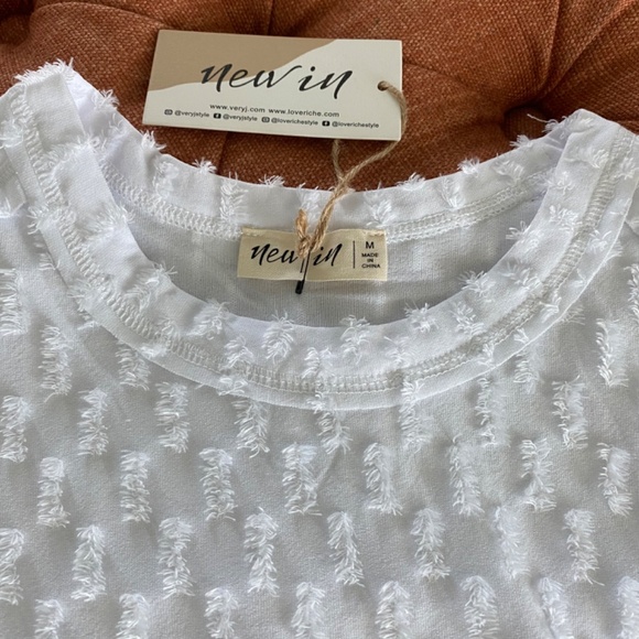 NWT Very J New In White Textured Boxy Tee with Flutter Sleeves. Sz M - Picture 2 of 7